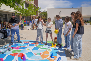 Photo du jeu de l'oie géant au collège joliot curie avec horizon multimédia - Agrandir l'image, .PNG 2 Mo (fenêtre modale)
