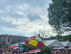 Photo du corso fleuri et de la traditionnelle bataille de fleurs. - Agrandir l'image, .PNG 740,2 Ko (fenêtre modale)