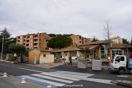 Construction du mur PPMS par les ouvriers à l'école Saint Exupéry - Agrandir l'image, .JPG 732 Ko (fenêtre modale)