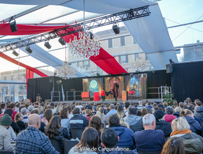 Photo du spectacle cousin poteur dans la tente cristal - Agrandir l'image, .PNG 1,6 Mo (fenêtre modale)