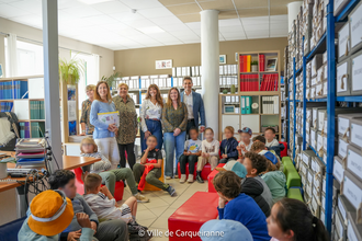 Photo de l'équipe des archives avec monsieur le Maire et les enfants qui sont venus visiter les locaux - Agrandir l'image, .PNG 1 Mo (fenêtre modale)