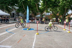 Photo des élèves durant l'épreuve pratique du challenge sécurité - Agrandir l'image, .PNG 2 Mo (fenêtre modale)