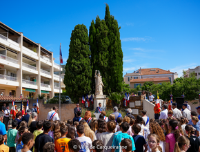 Photo prise lors de la cérémonie patriotique du 27 mai avec les personnes présentes sur le place de la Libération devant le monument aux morts - Agrandir l'image, .PNG 1,6 Mo (fenêtre modale)